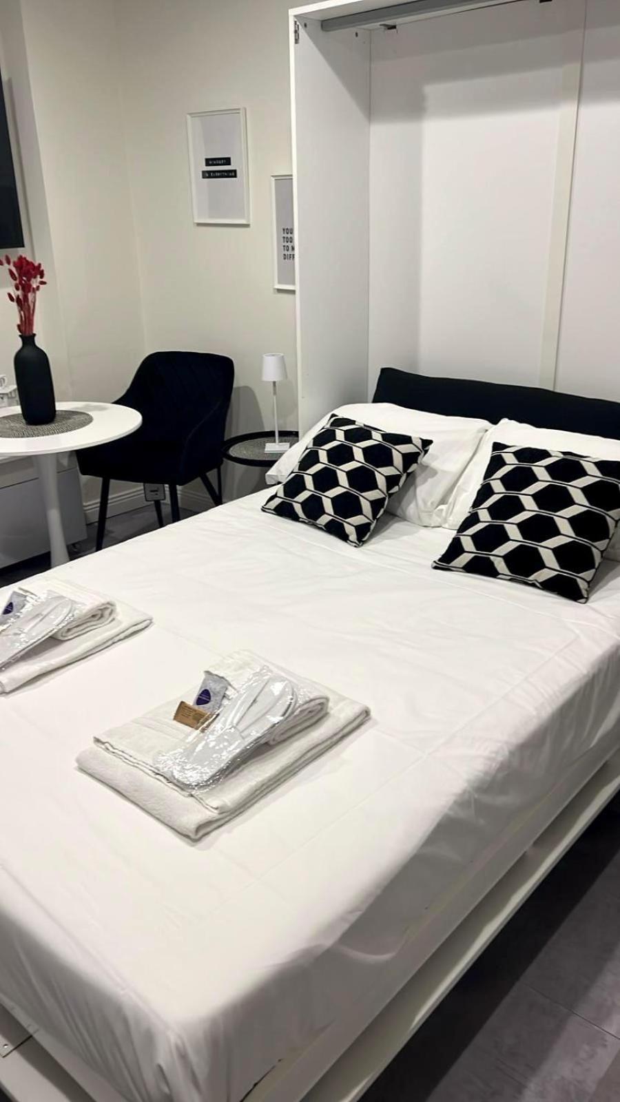 Loreto Prestige - Parking Free & Bulb Gym Couette-café